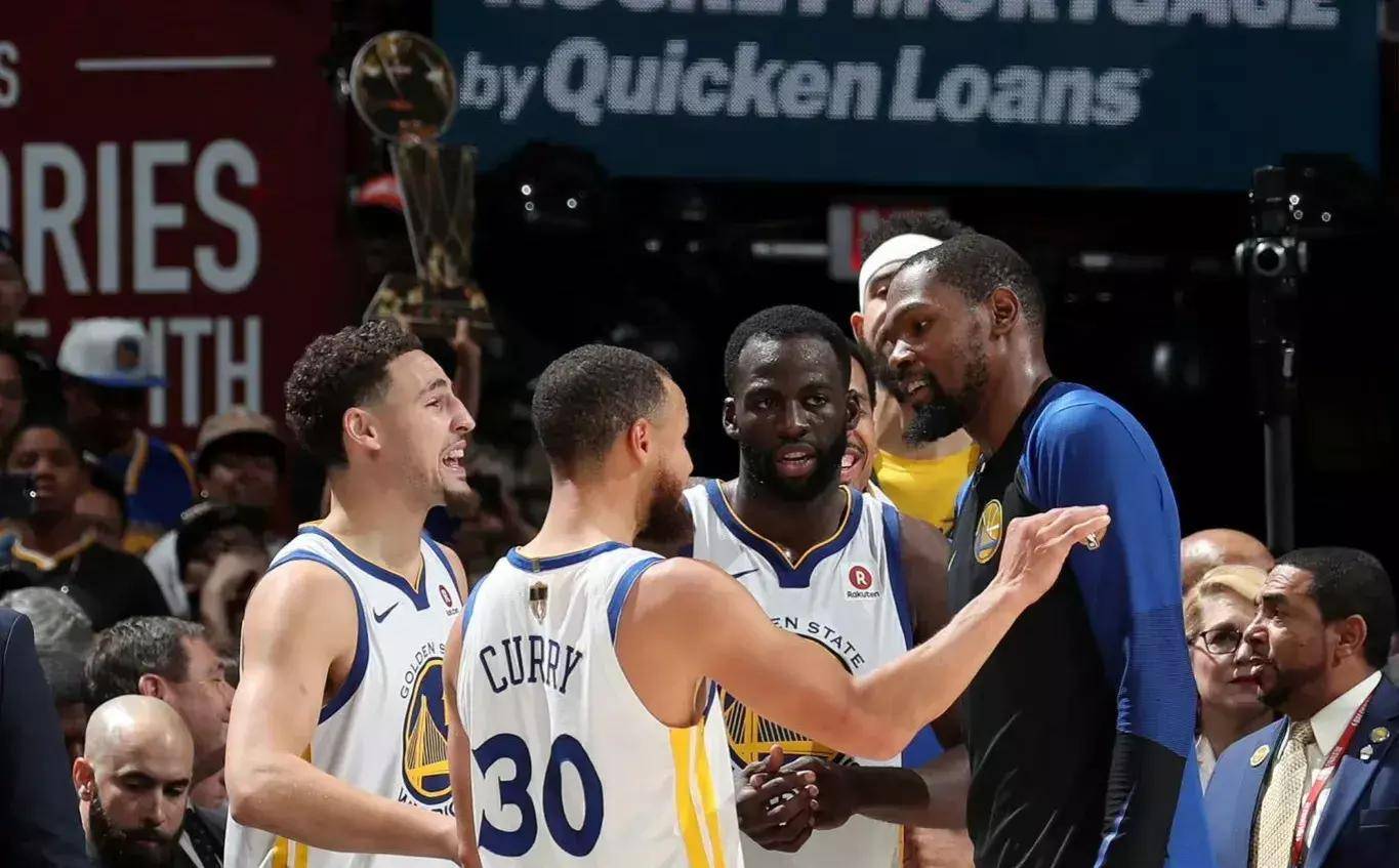 杜兰特被选为NBA最有价值球员之一，粉丝欢呼不已