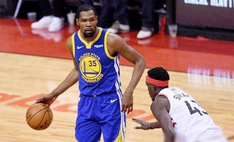杜兰特被选为NBA最有价值球员之一，粉丝欢呼不已