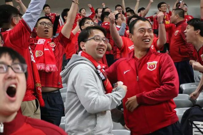 上海上港主场战胜北京人和，稳坐前列位置