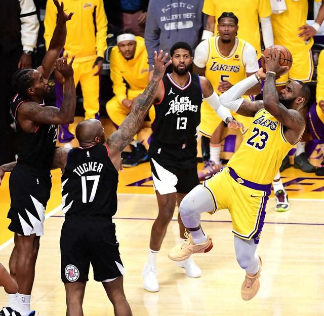 NBA总决赛再度上演巅峰对决，强强碰撞引人期待