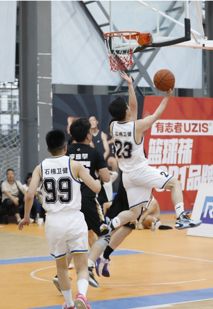 MK体育-篮球赛场上选手团结一致争胜