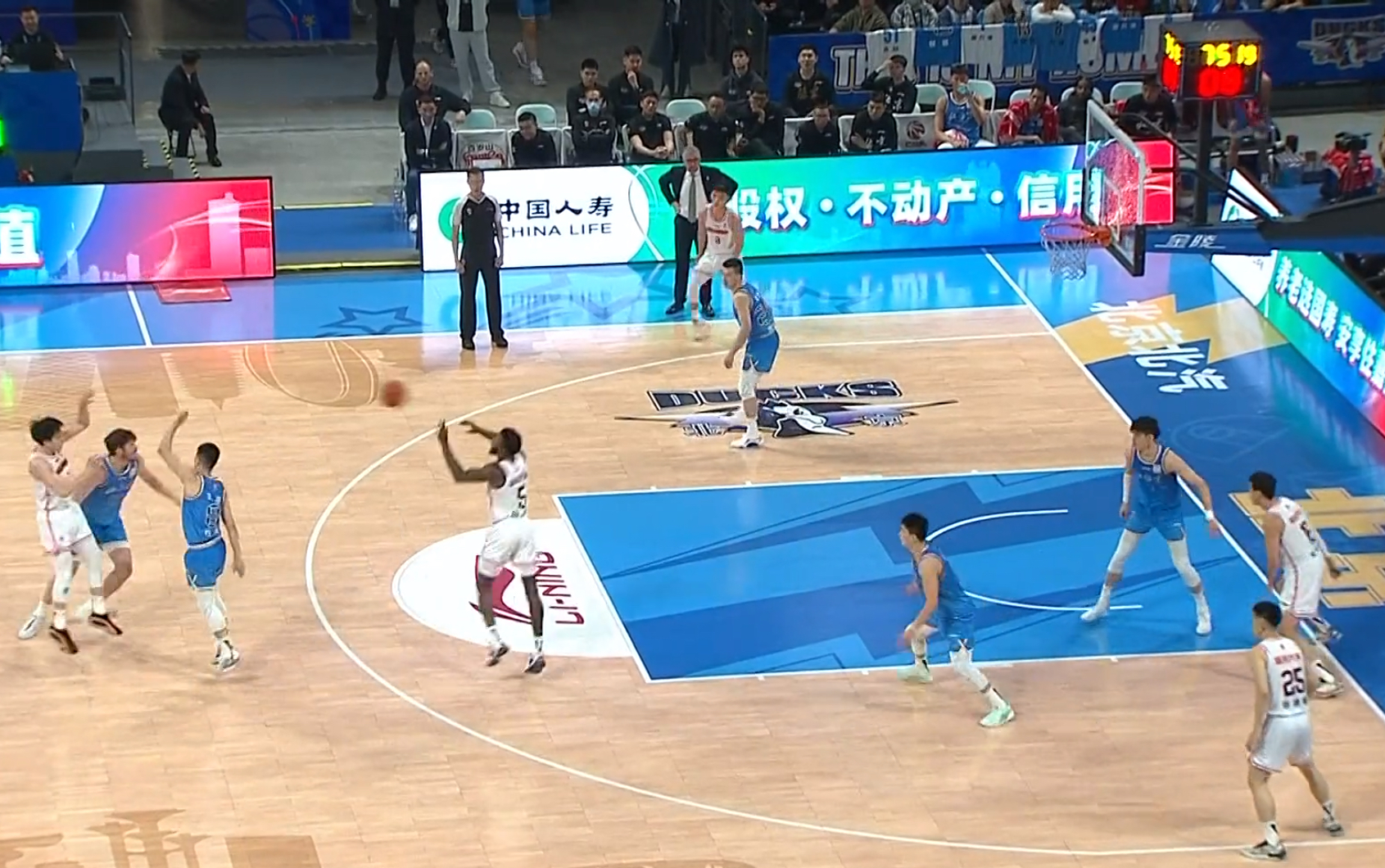 MK体育-后卫中场实力黑马，霸气夺权豪取胜利