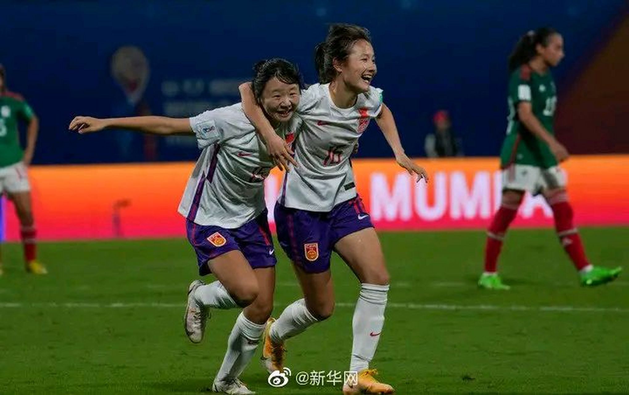 MK体育-墨西哥女足队员力克对手，晋级总决赛