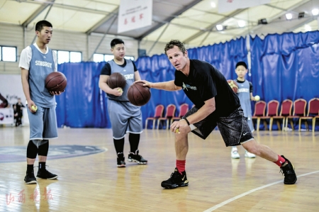 MK体育-比利时篮球明星球员举办篮球训练营，传授经验